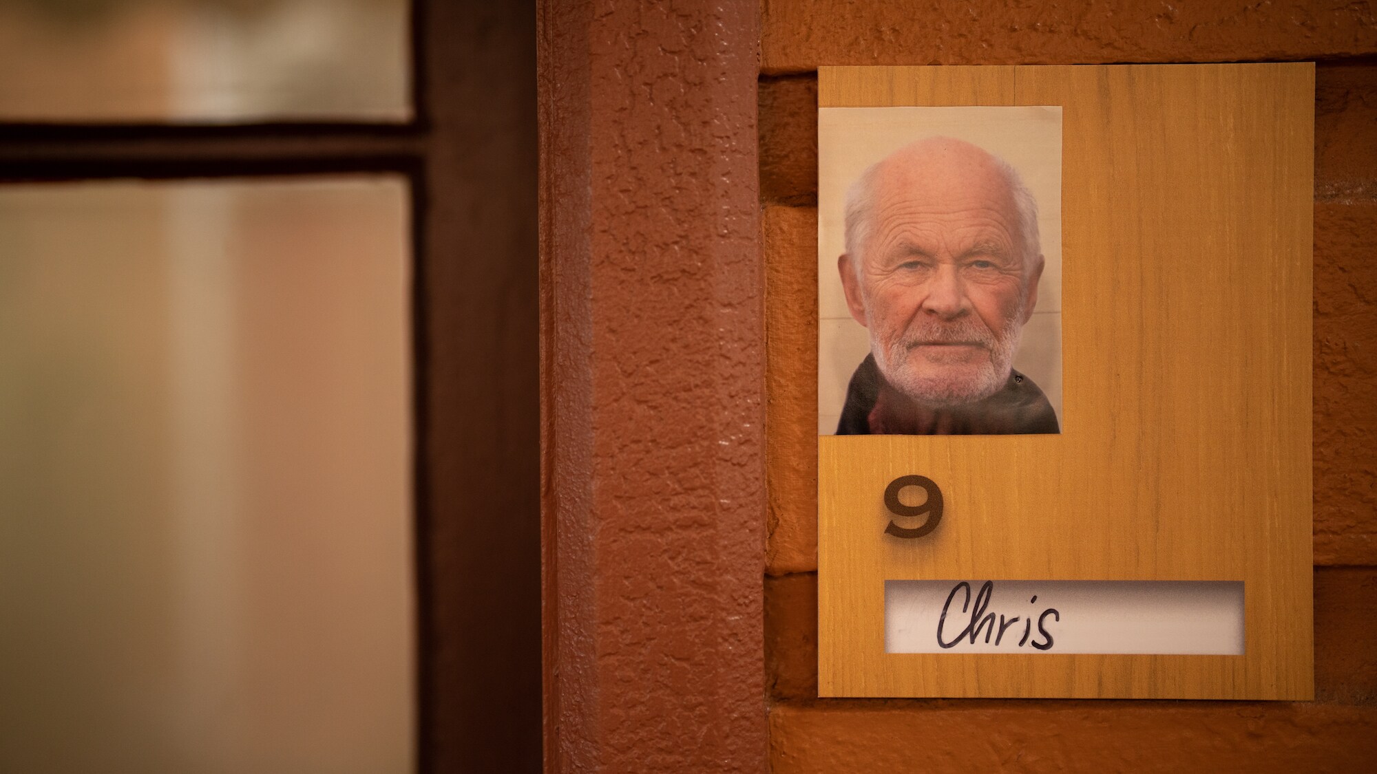 A computer aged Chris Hemsworth on his door at Sunset Pines.  (National Geographic for Disney+)