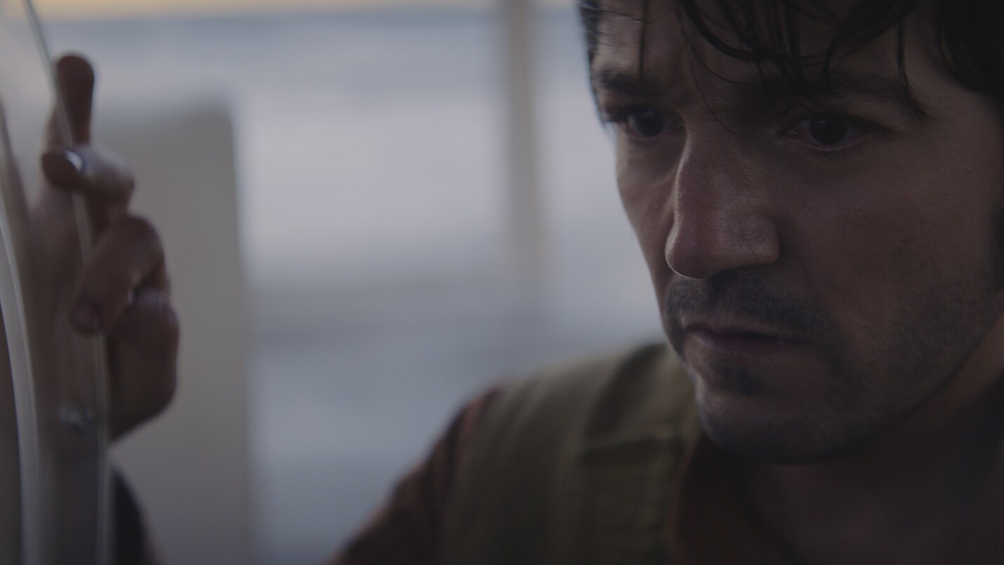 Cassian contacts home, only to learn that his mother has died. 