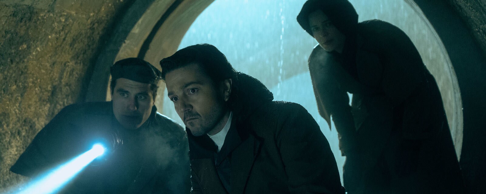 Cassian and member of the Ghorman Front look at a tunnel.