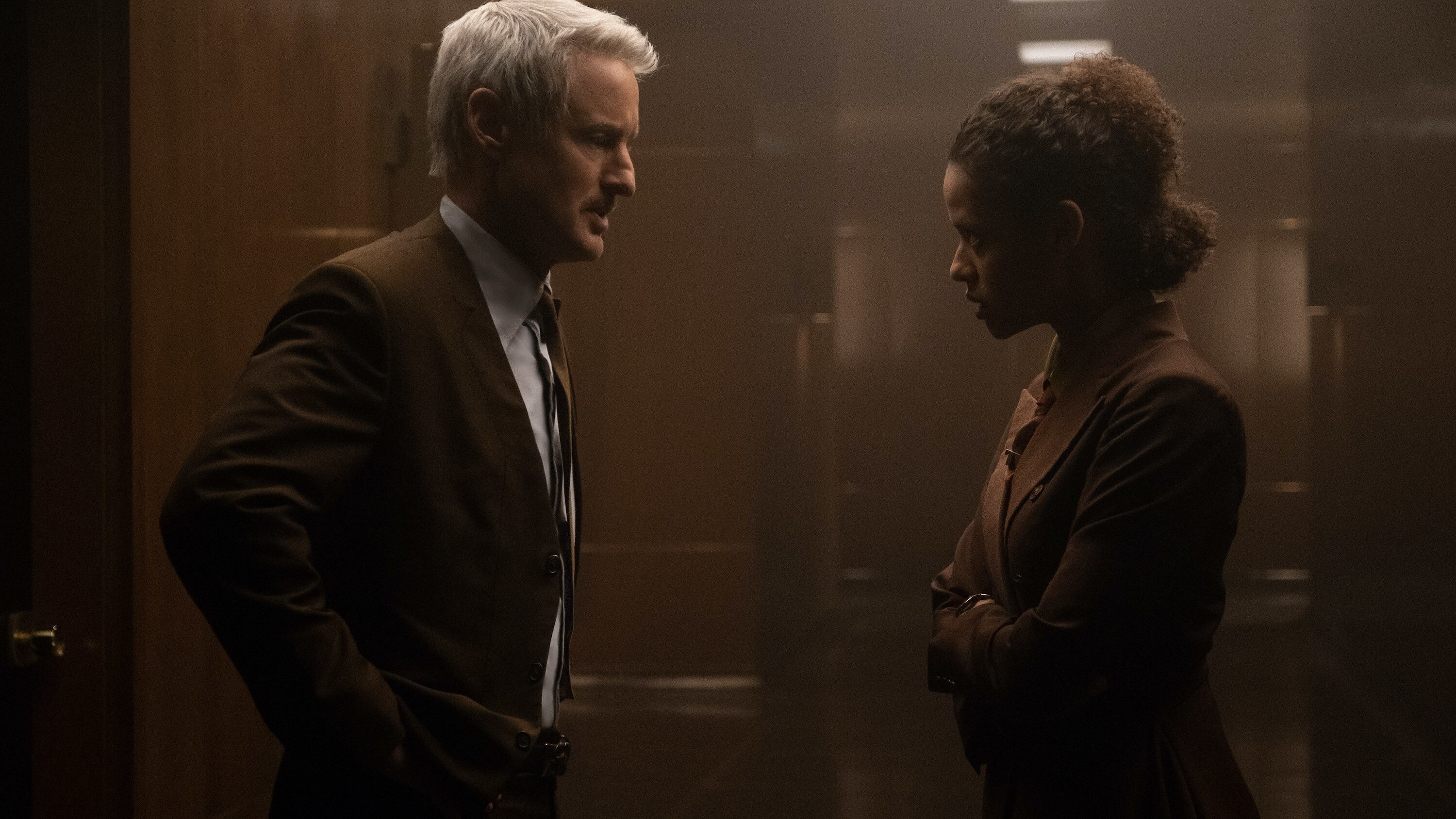 (L-R): Mobius (Owen Wilson) and Judge Renslayer (Gugu Mbatha-Raw) in Marvel Studios' LOKI, exclusively on Disney+. Photo by Chuck Zlotnick. ©Marvel Studios 2021. All Rights Reserved.