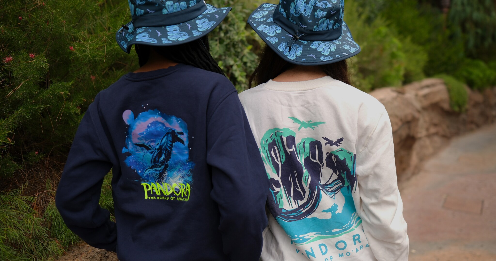 Splashing Tulkun Crewneck and Valley of Mo’ara Crewneck Splashing Tulkun Crewneck and Valley of Mo’ara Crewneck - Two worlds, one collection! The navy Splashing Tulkun Crewneck brings oceanic energy with the mighty tulkun, while its twin, the white Valley of Mo'ara Crewneck, takes inspiration from Pandora's breathtaking skies. Wear them separately or style them together for the ultimate Avatar pairing.