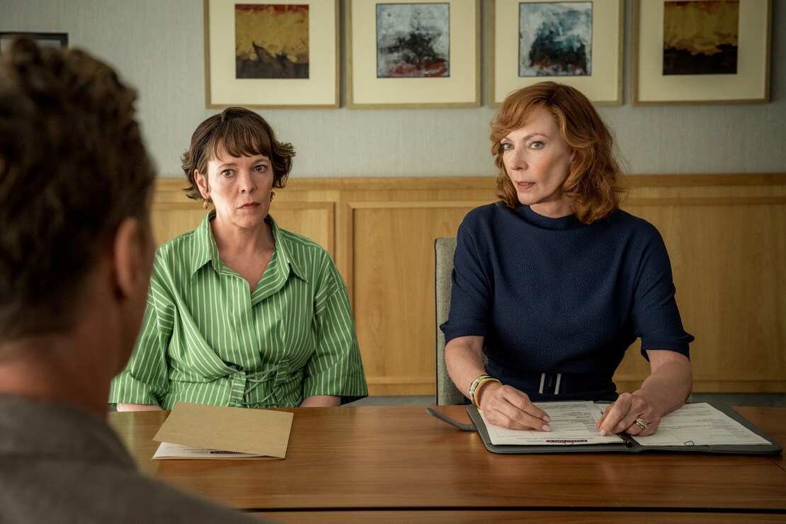 Olivia Colman and Allison Janney in THE ROSES. Photo by Jaap Buitendijk, Courtesy of Searchlight Pictures. © 2025 Searchlight Pictures All Rights Reserved.