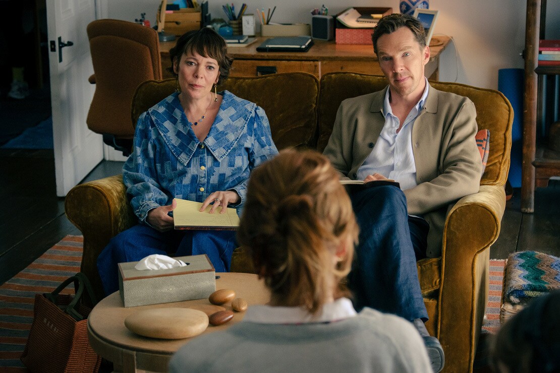 Olivia Colman and Benedict Cumberbatch in THE ROSES. Photo by Jaap Buitendijk, Courtesy of Searchlight Pictures. © 2025 Searchlight Pictures All Rights Reserved.
