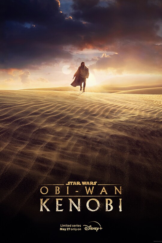 Obi-Wan Kenobi walks across the sand from a sizeable distance.