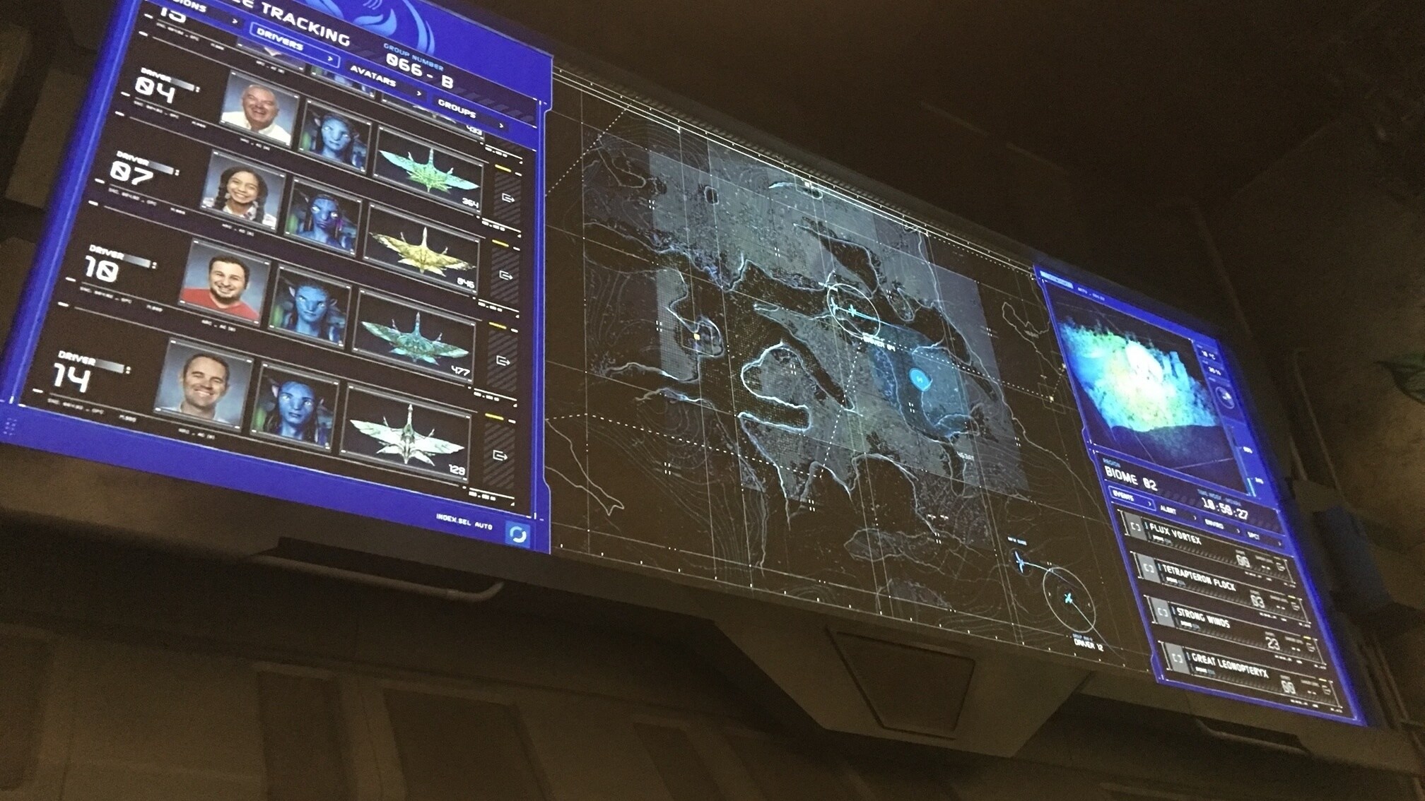 A screen with visuals tracking the flight of Banshees on the Flight of Passage ride