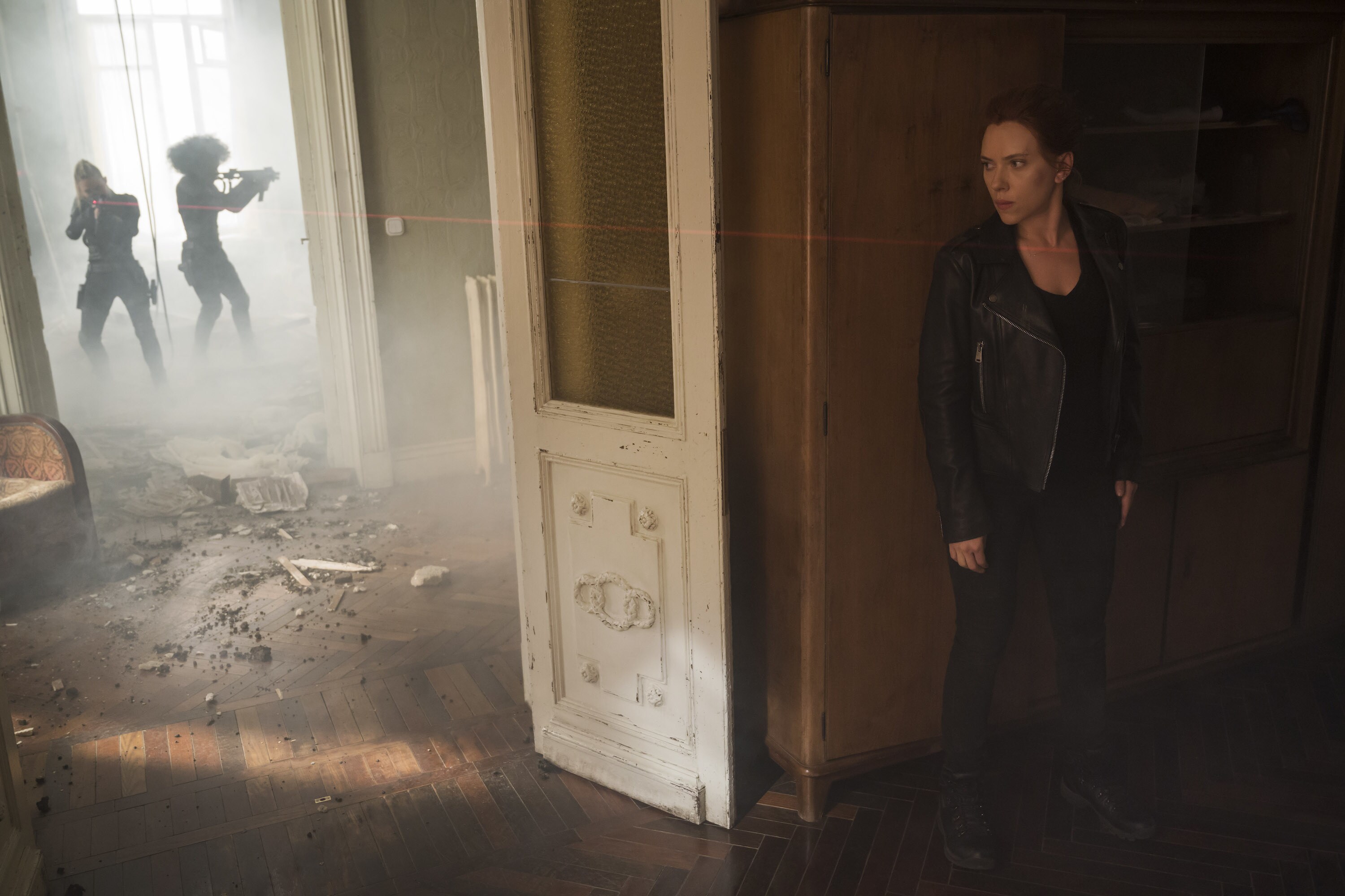 (R): Black Widow/Natasha Romanoff (Scarlett Johansson) in Marvel Studios' BLACK WIDOW, in theaters and on Disney+ with Premier Access. Photo by Jay Maidment. ©Marvel Studios 2021. All Rights Reserved.