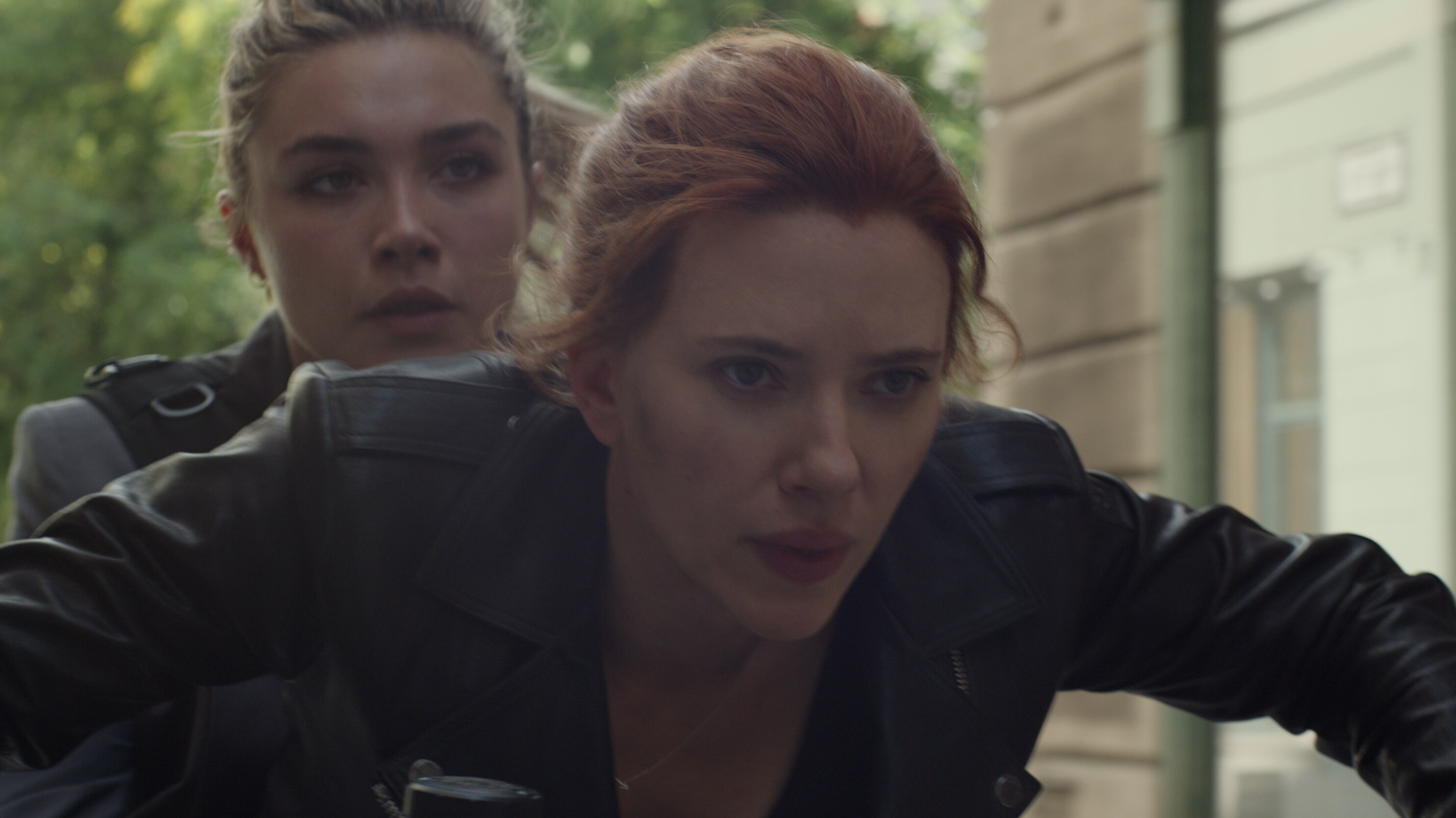 Marvel Studios' BLACK WIDOW..L to R: Yelena (Florence Pugh) and Black Widow/Natasha Romanoff (Scarlett Johansson)..Photo: Film Frame..©Marvel Studios 2020