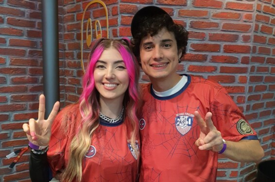 Ale Maze e Nino Pavolini (NinexT) são os novos embaixadores gamers da franquia no país. Crédito: Divulgação. Ale Maze e Nino Pavolini (NinexT) são os novos embaixadores gamers da franquia no país. Crédito: Divulgação.