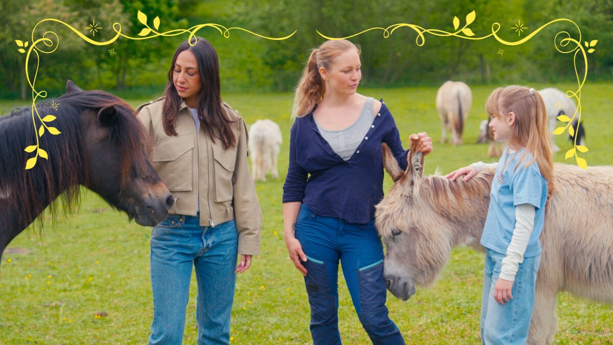 Julia Mareis, Melissa Khalaj und Alina auf einer Wiese mit Tieren