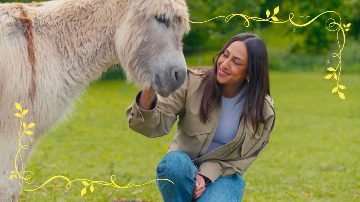  Melissa Khalaj mit einem Esel