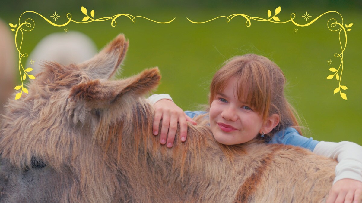  Gewinnerkind Alina mit einem Esel