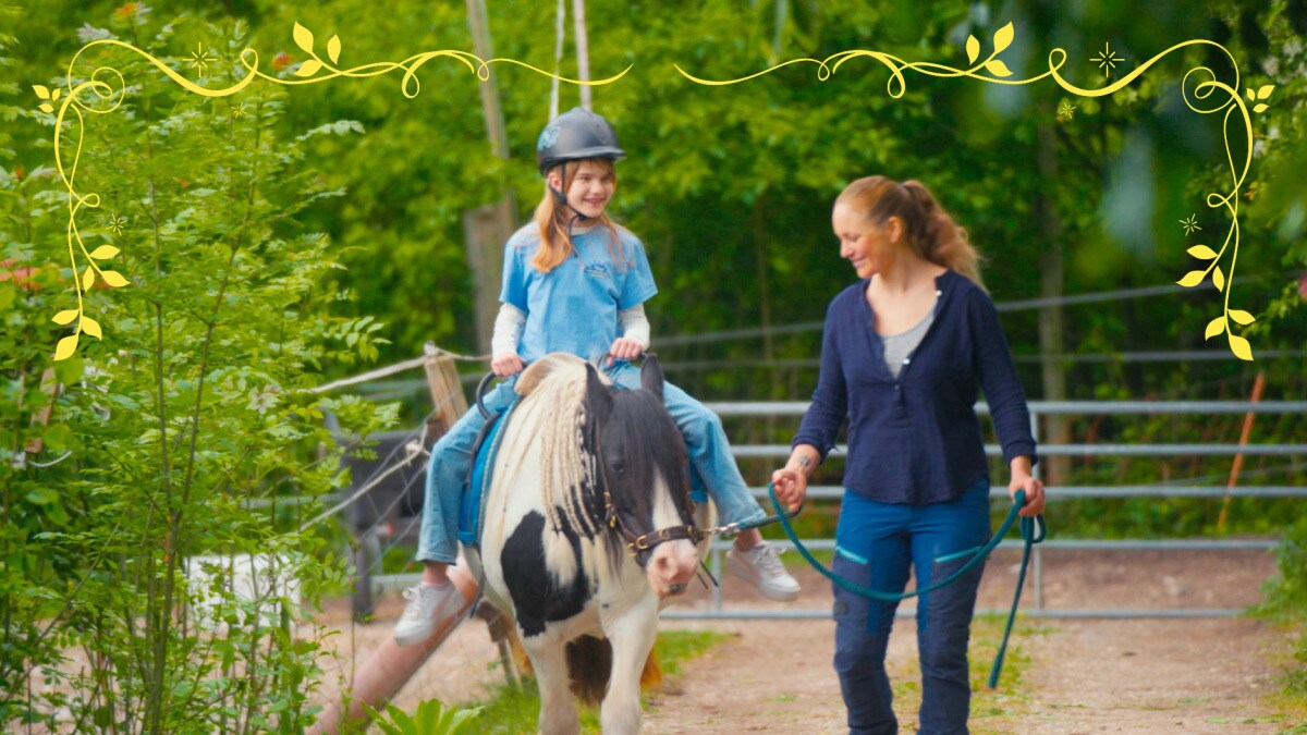  Julia Mareis und Alina auf einem Pferd