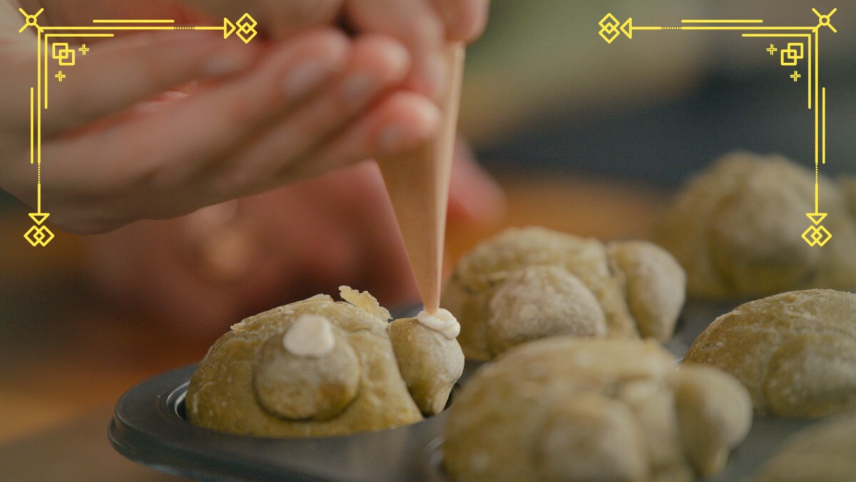 Gebackene Brötchen werden verziert