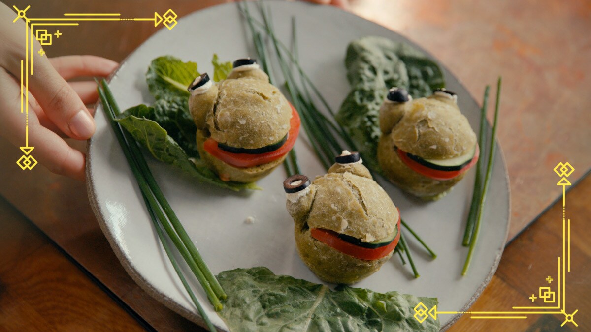  Gebackene Brötchen wurden als Frösche verziert