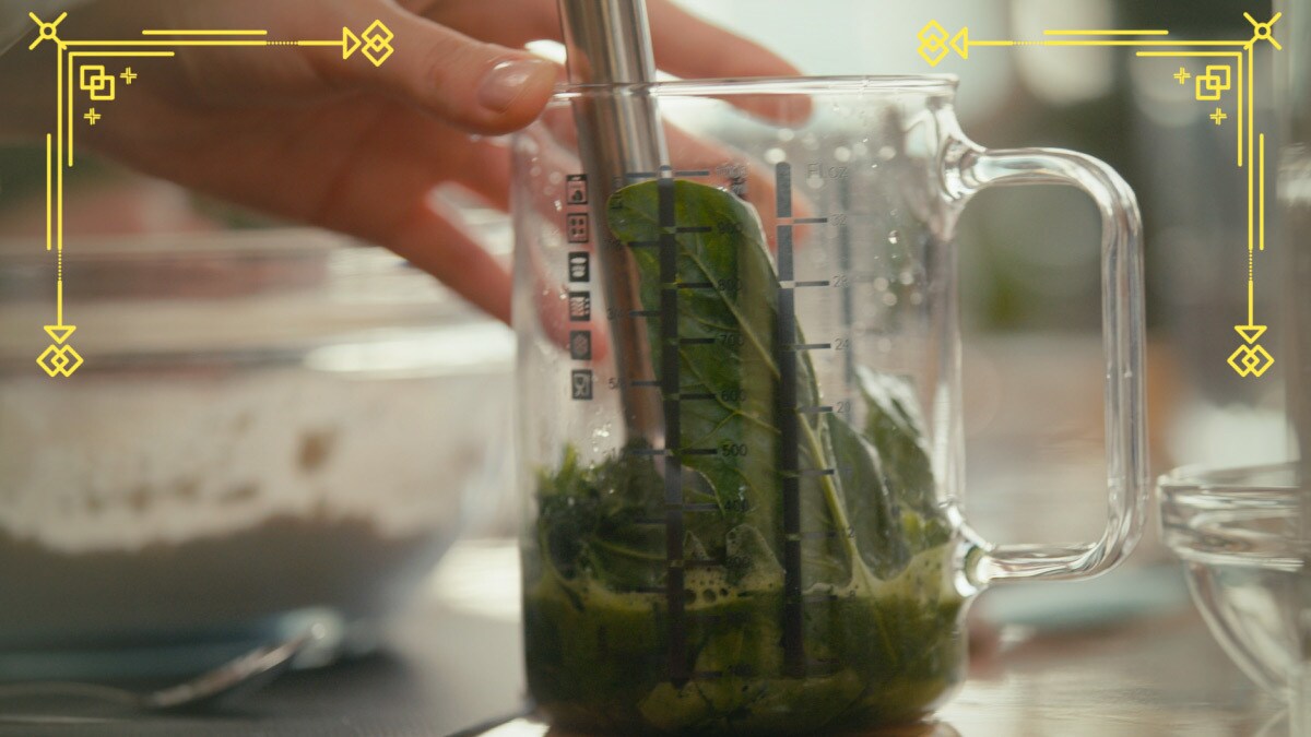  Spinat wird in einem Glasbehälter püriert