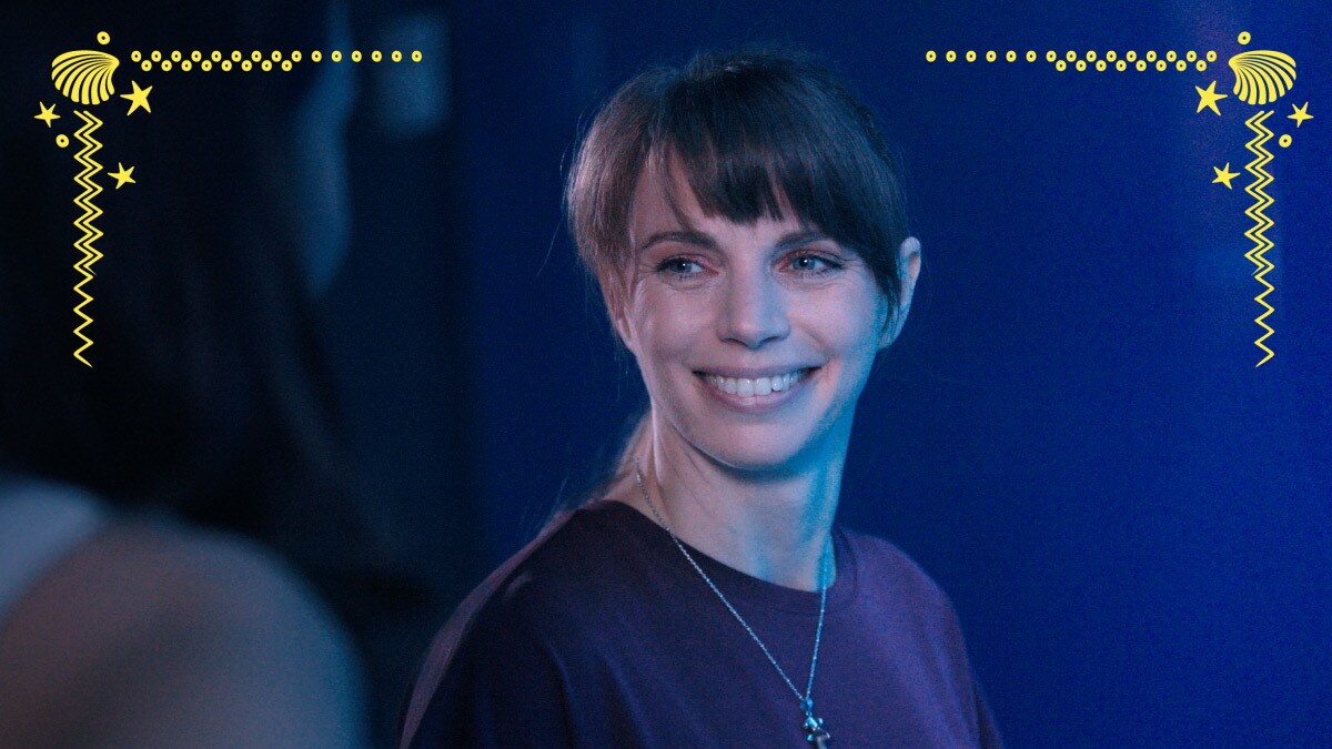 Meeresbiologin Julia Schnetzer vor einem Aquarium im Ozeaneum Stralsund