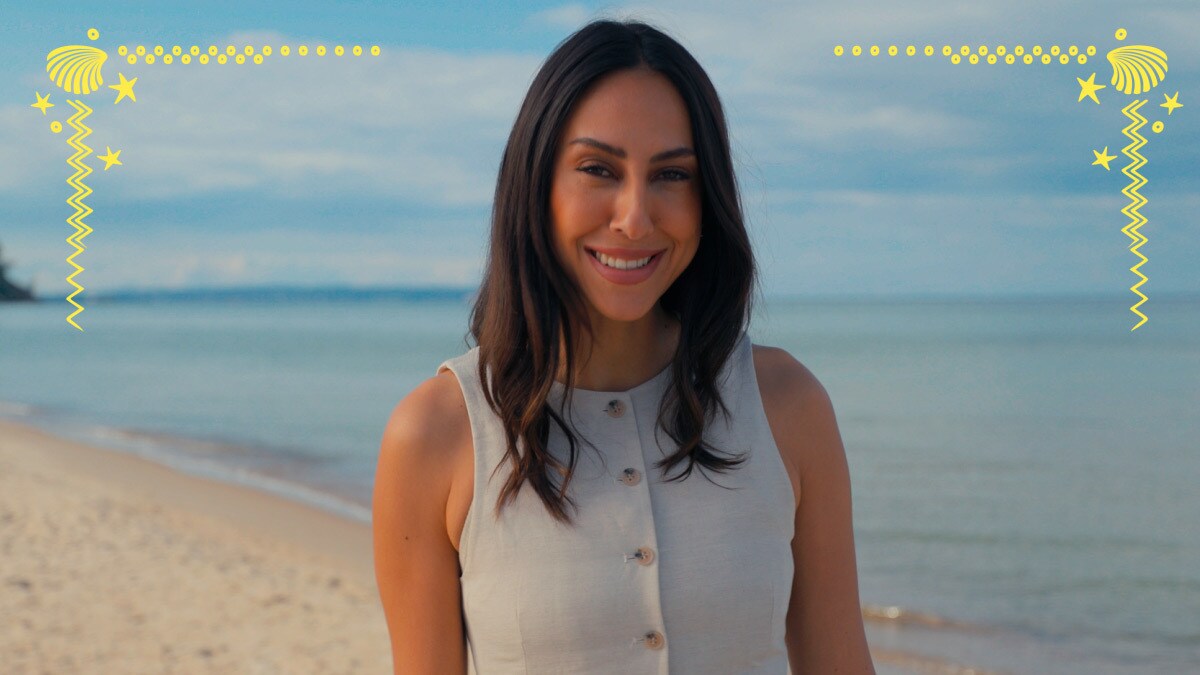 Moderatorin Melissa Khalaj am Ostseestrand