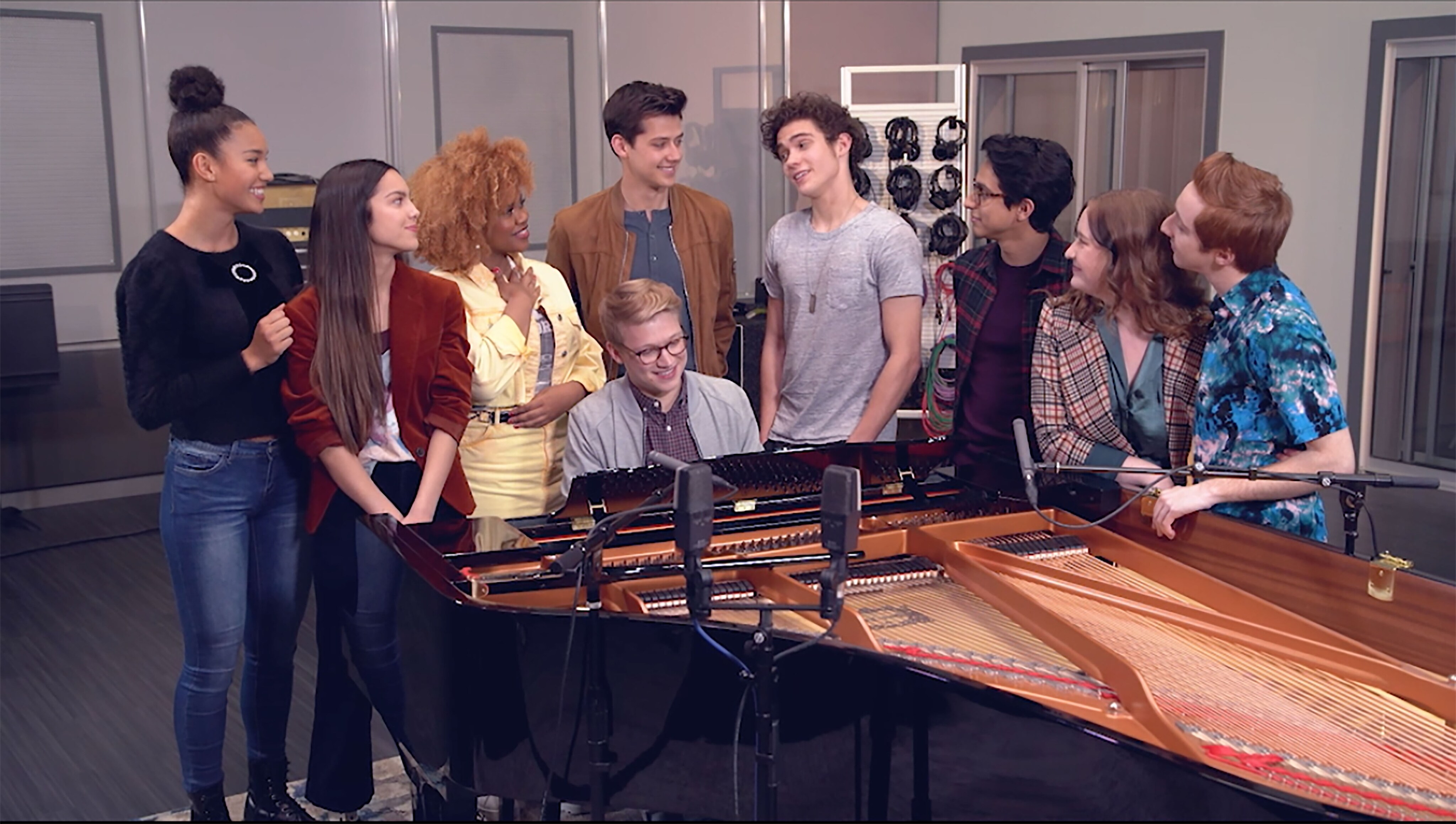 Cast of High School Musical: The Musical: The Series sings at piano.