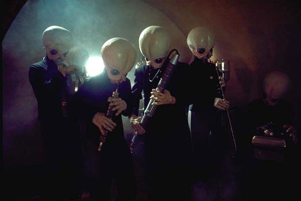 The alien band Modal Nodes plays instruments at the cantina on Mos Eisley.
