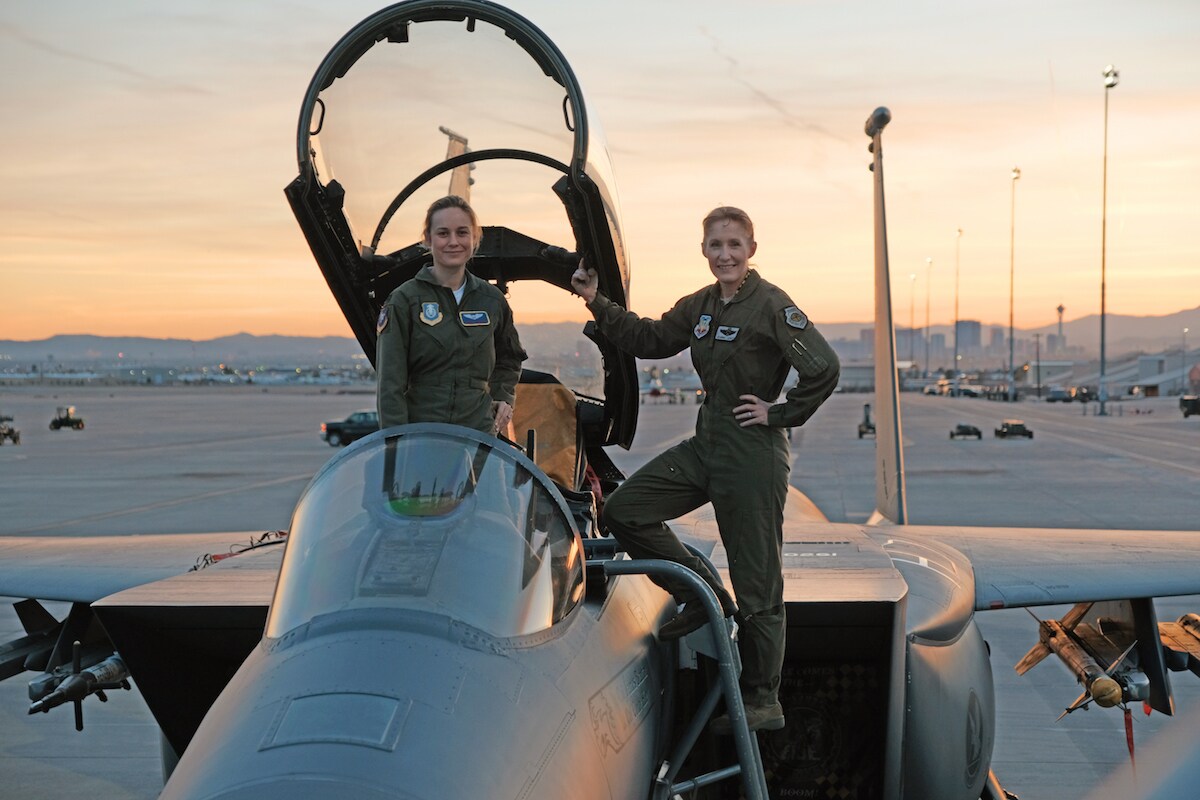 Brie Larson (Carol Danvers) and an Air Force Commander on a fighter jet