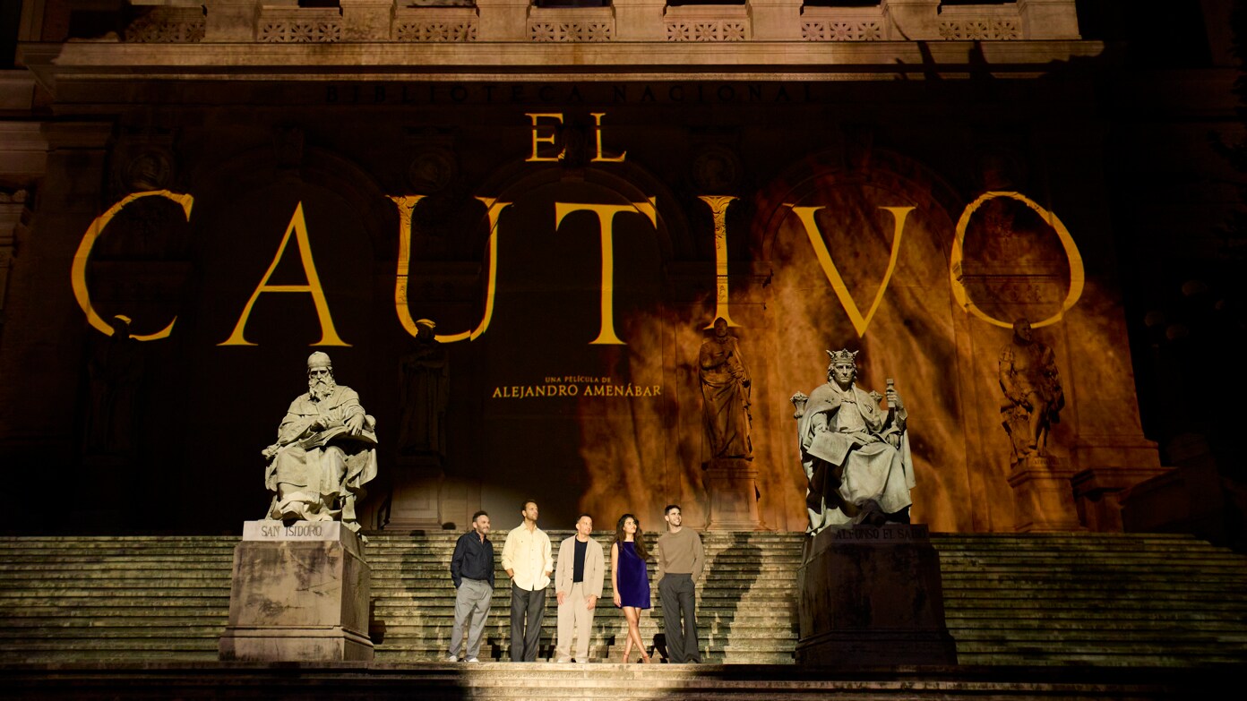 ALEJANDRO AMENÁBAR Y EL REPARTO DE EL CAUTIVO SE CITAN EN LA BIBLIOTECA NACIONAL PARA ASISTIR A UN ESPECTÁCULO VISUAL ÚNICO SOBRE LA FACHADA DEL EDIFICIO 
