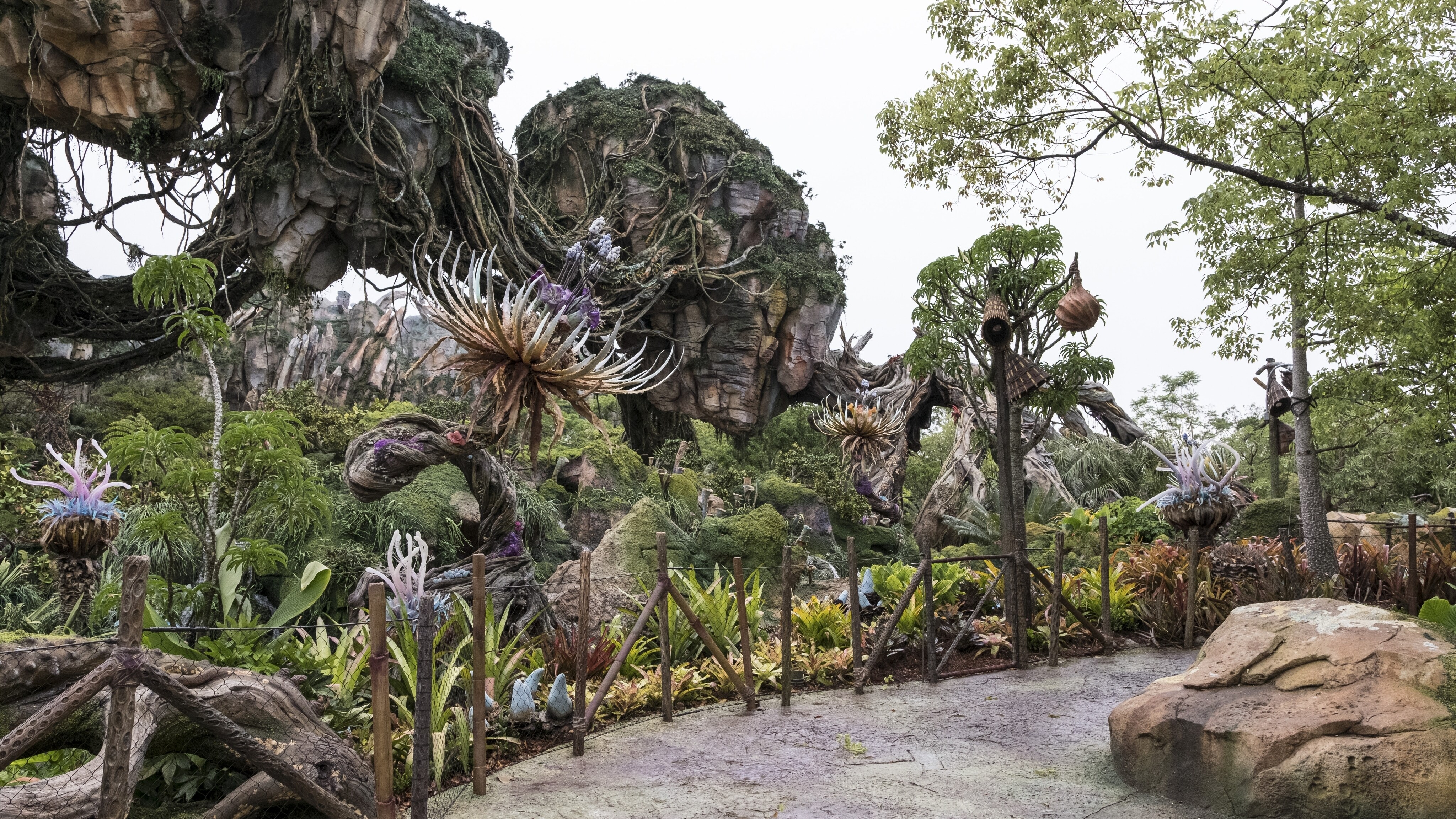 A walkway through the Valley of Mo'ara, also with the floating mountains in view behind