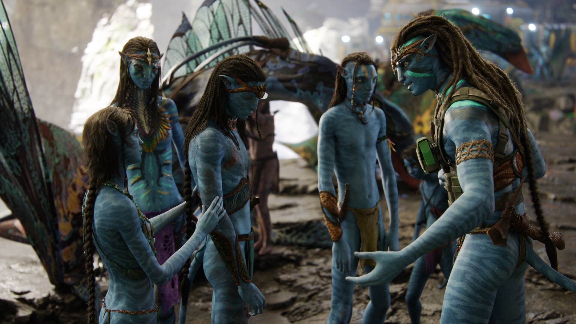 (L-R): Kiri, Neytiri, Neteyam, Lo'ak, Tuk, and Jake Sully in 20th Century Studios' AVATAR: THE WAY OF WATER. Photo courtesy of 20th Century Studios. © 2022 20th Century Studios. All Rights Reserved.