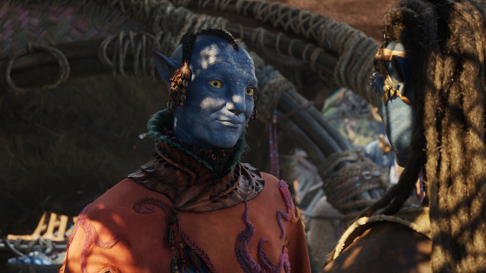 Peylak (David Thewlis) smiles at another Na'vi in Avatar: Fire and Ash.