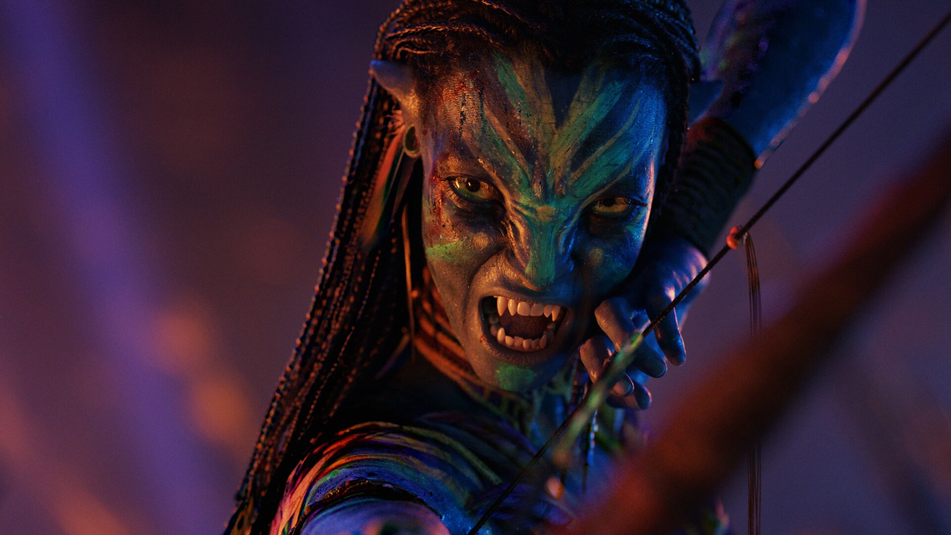 Neytiri snarling and drawing her bow.
