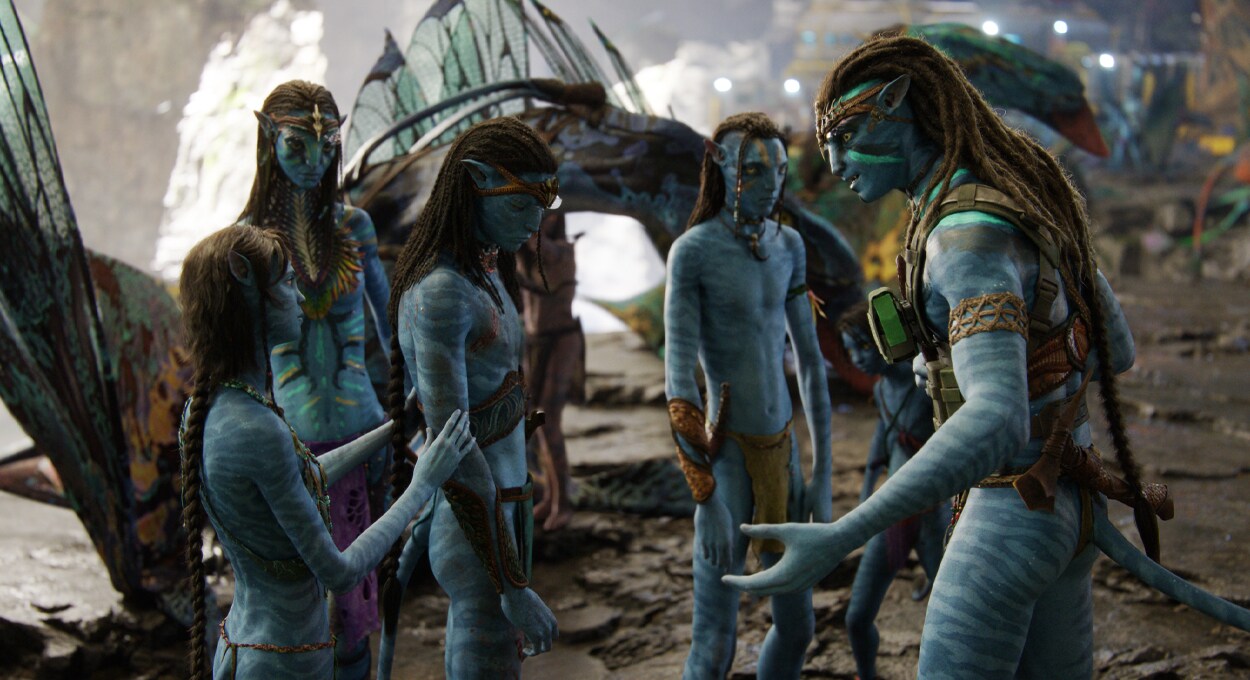 (L-R): Kiri, Neytiri, Neteyam, Lo'ak, Tuk, and Jake Sully in 20th Century Studios' AVATAR: THE WAY OF WATER. Photo courtesy of 20th Century Studios. © 2022 20th Century Studios. All Rights Reserved.