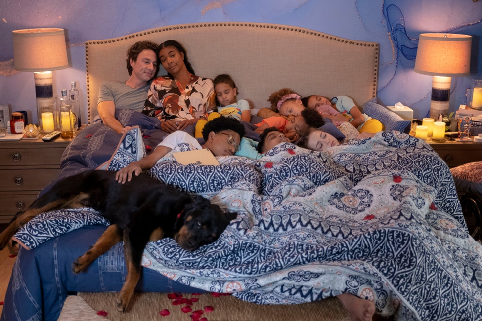 The whole family sleeps in one bed in 2022's Cheaper By the Dozen