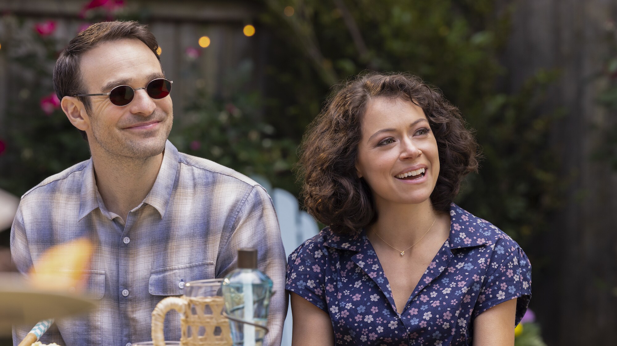  (L-R): Charlie Cox as Daredevil/Matt Murdock and Tatiana Maslany as She-Hulk/Jennifer "Jen" Walters in Marvel Studios' She-Hulk: Attorney At Law, exclusively on Disney+. Photo by Chuck Zlotnick. © 2022 MARVEL.