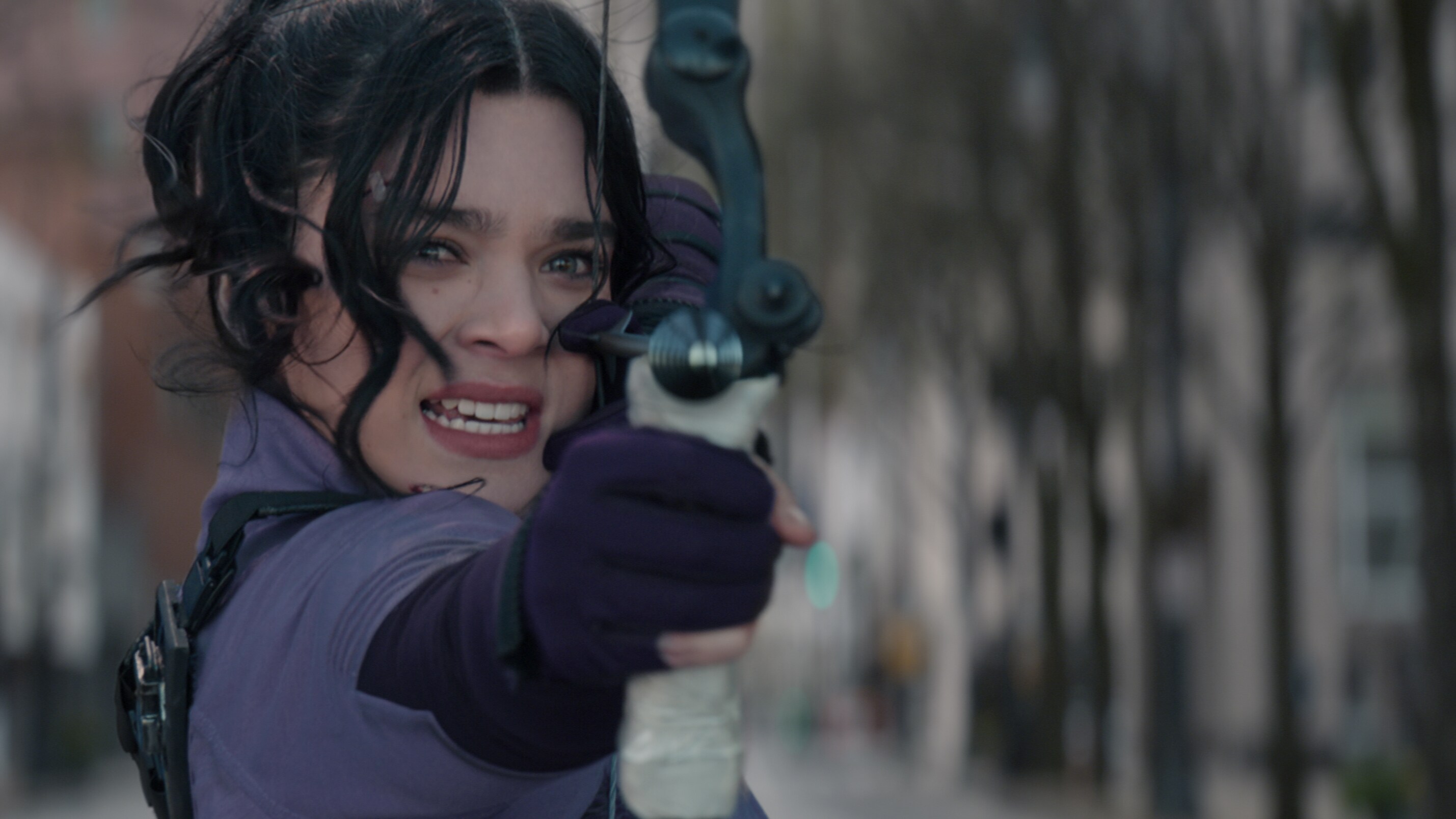 Kate Bishop (Hailee Steinfeld) in Marvel Studios' HAWKEYE, exclusively on Disney+. Film Frame. ©Marvel Studios 2021. All Rights Reserved. 