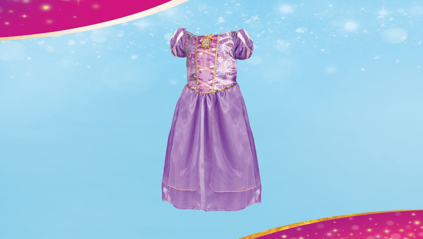 Robe de princesse violette avec manches bouffantes, emblème doré et jupe fluide scintillante sur fond bleu avec accents roses et dorés.