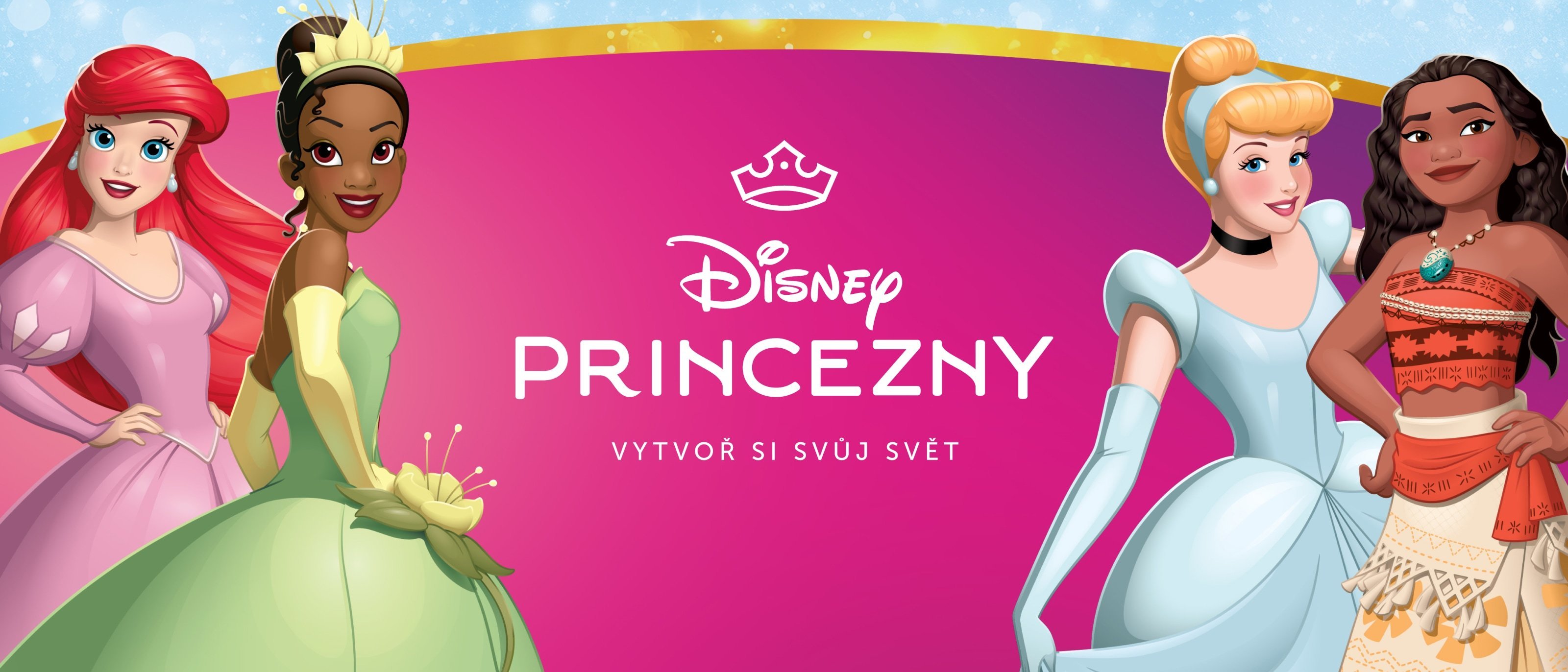 Princezny Ariel, Tiana, Popelka a Vaiana stojí před zářivě růžovým pozadím, uprostřed se nachází logo „Disney Princezny".