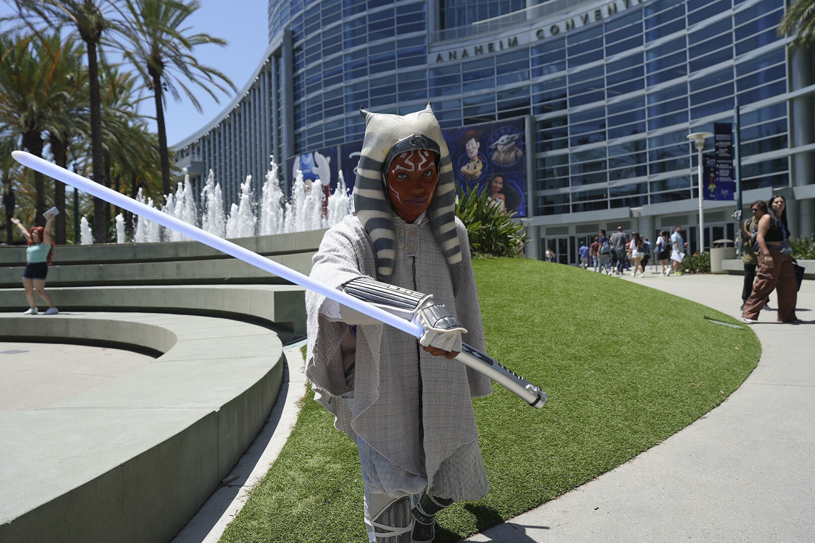 Melanie Strickland arrived dressed in full Ahsoka Tano cosplay, including the white robes from her final appearance in Ahsoka the series.