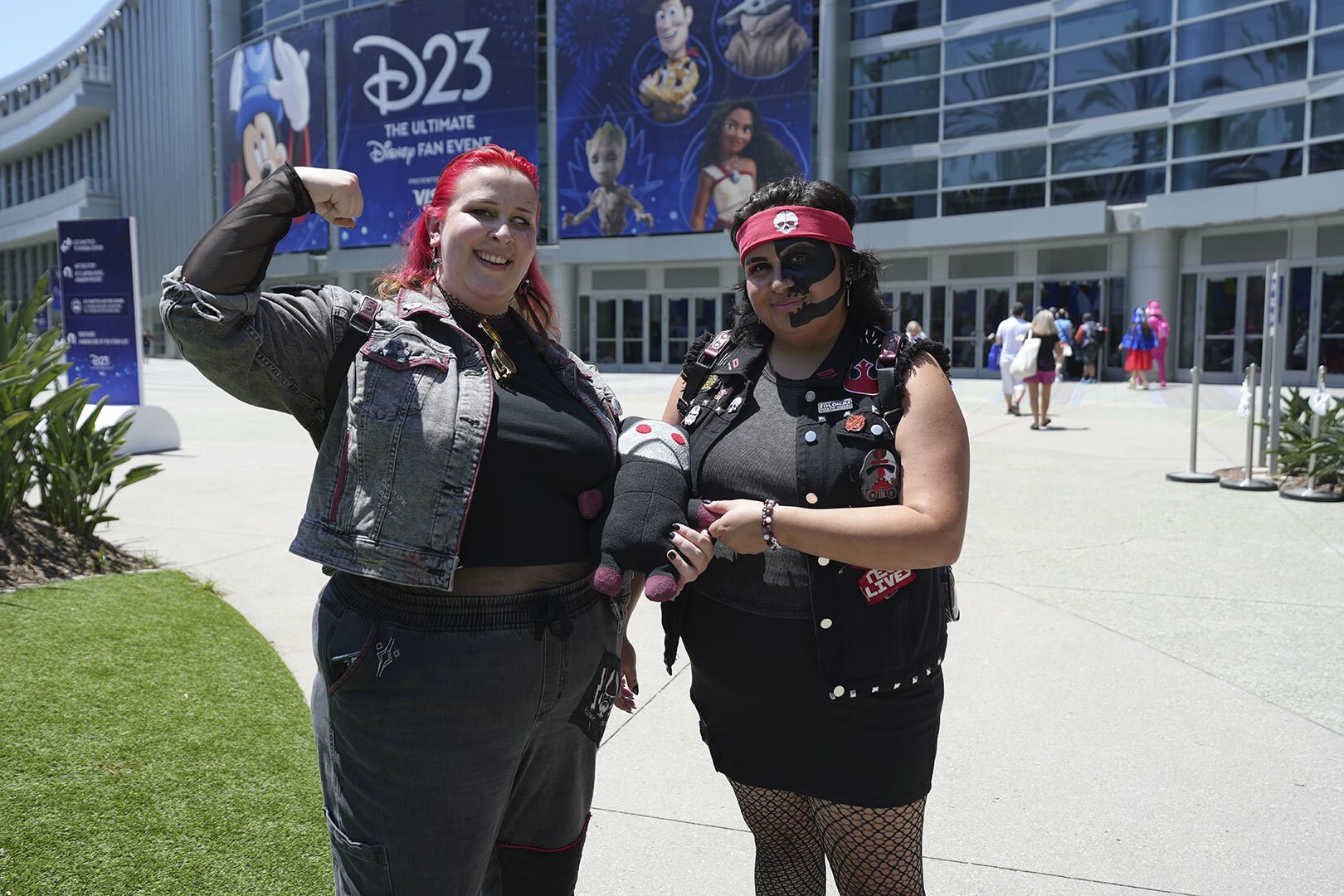 Izzy Lopez and Jenna Polerzywnicki in Hunter and Wrecker cosplay