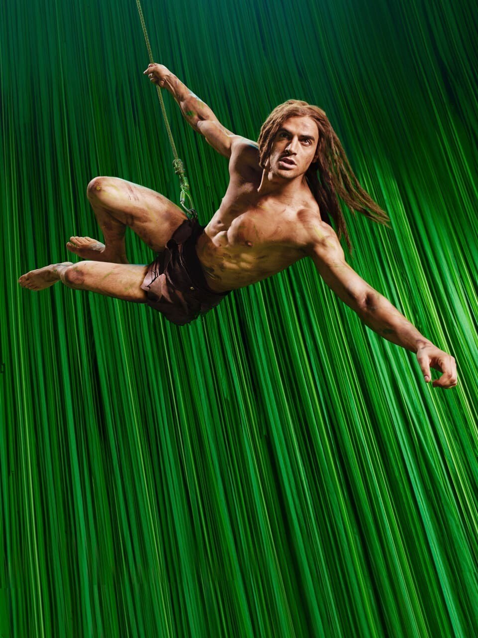 Tarzan schwingt an einer Liane.