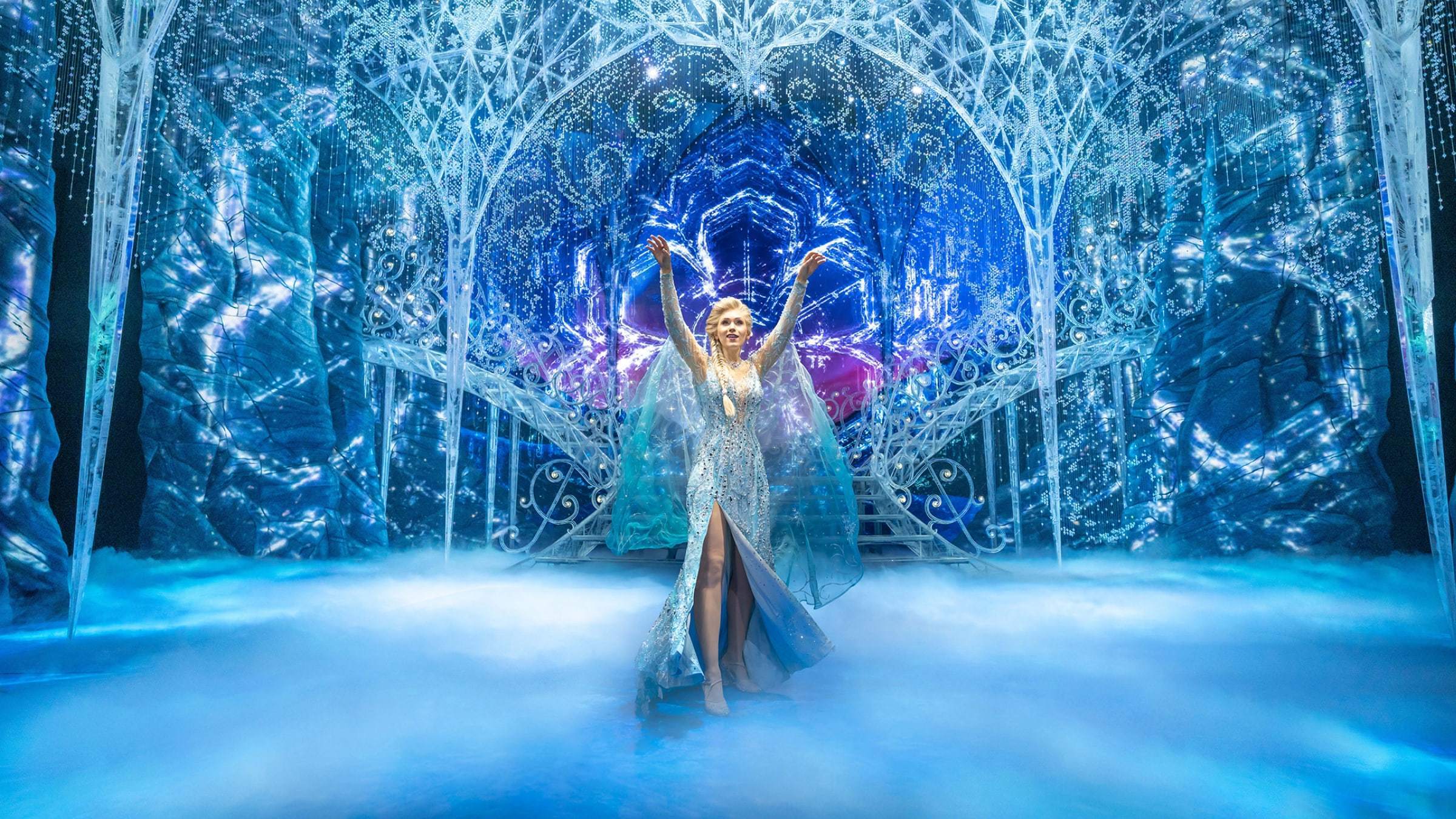 Elsa, wie sie mit den Armen in die Höhe gestreckt im Eispalast steht.
