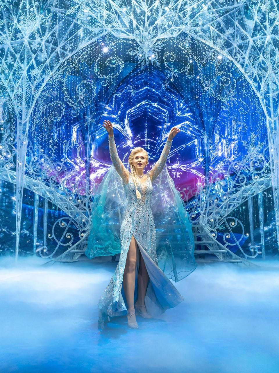 Elsa, wie sie vor ihrem Eispalast auf der Bühne steht