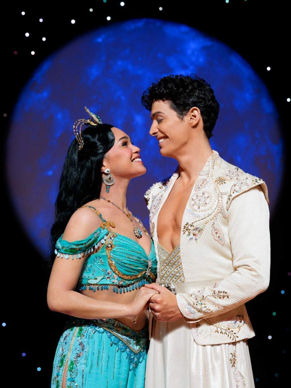 Jasmin und Aladdin schauen sich im Mondschein verliebt an