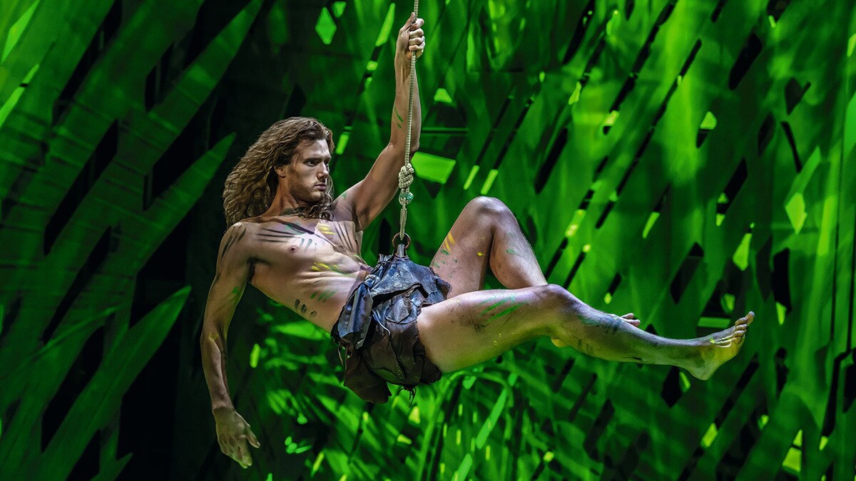 Tarzan schwingt an einer Liane.