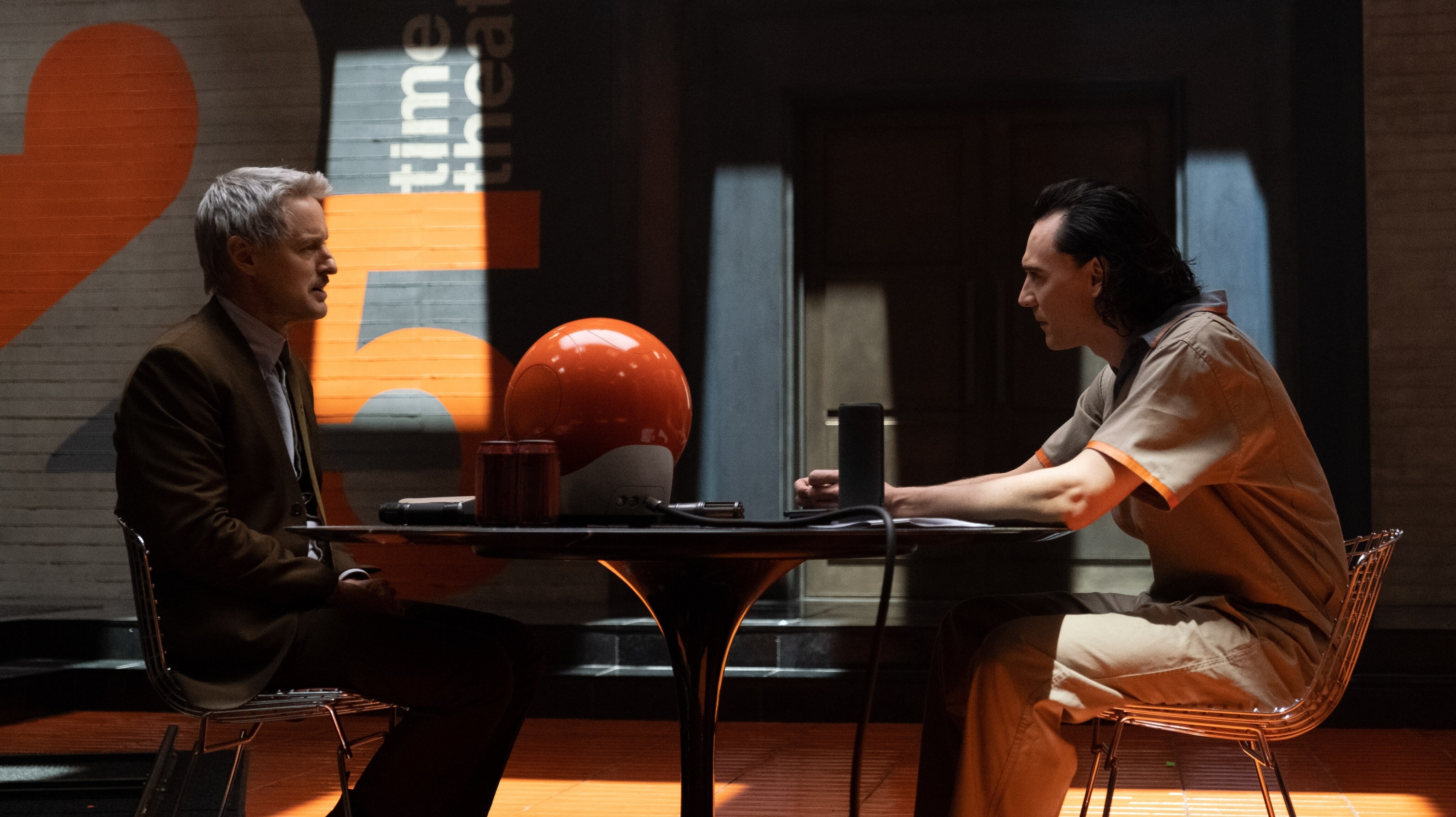 (L-R): Mobius (Owen Wilson) and Loki (Tom Hiddleston) in Marvel Studios' LOKI, exclusively on Disney+. Photo by Chuck Zlotnick. ©Marvel Studios 2021. All Rights Reserved.