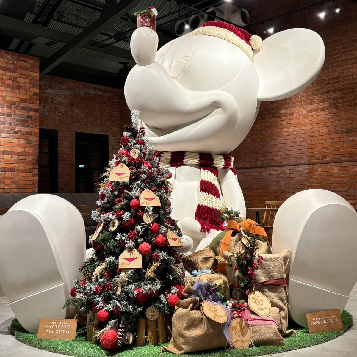 ミッキーマウスイメージの巨大スタチューもクリスマス仕様に!