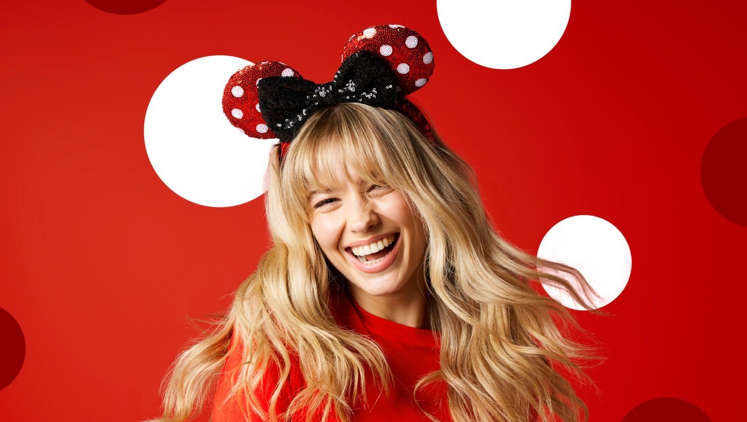 Una mujer con orejas de Mickey