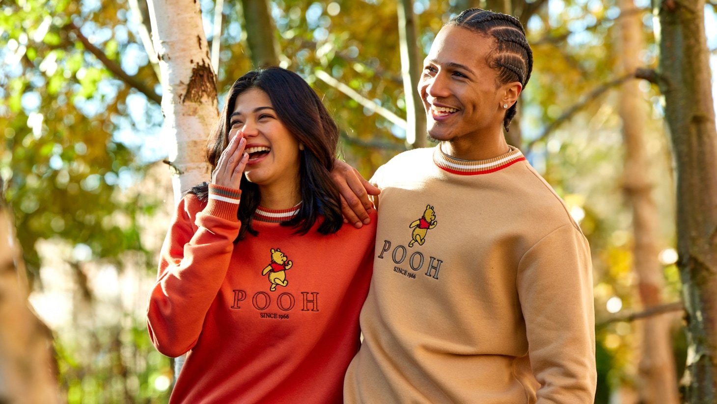 Una mujer con un jersey de Winnie the Pooh disponible en Disney Store
