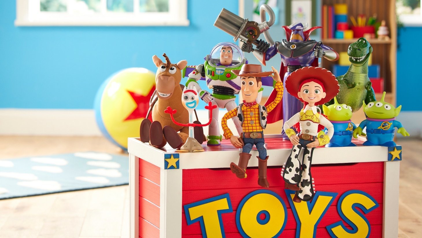 Una colección de juguetes de Disney Store