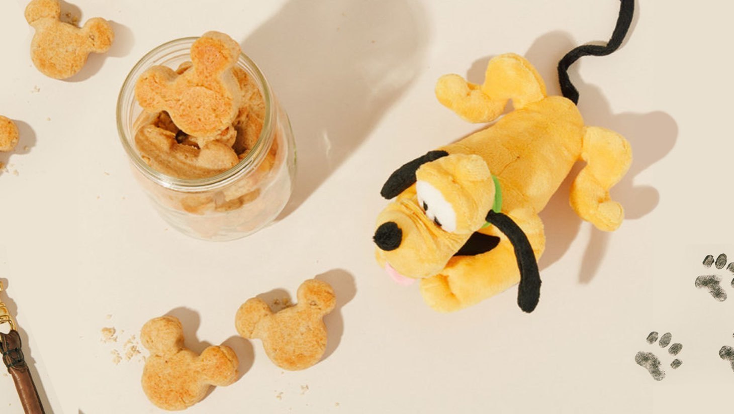 Tente entourée de coussins et de nourriture inspiré de Mickey