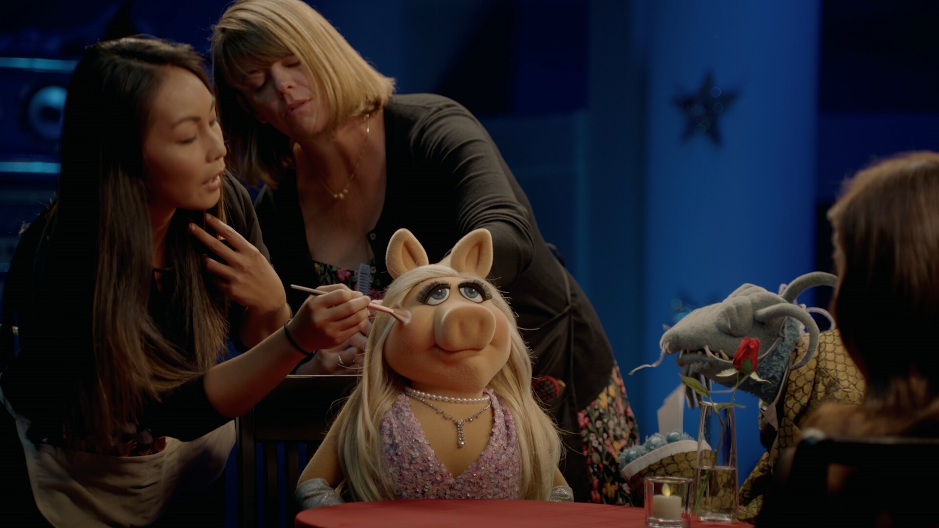 Miss Piggy and Aubrey Plaza in “Muppets Now,” streaming only on Disney+