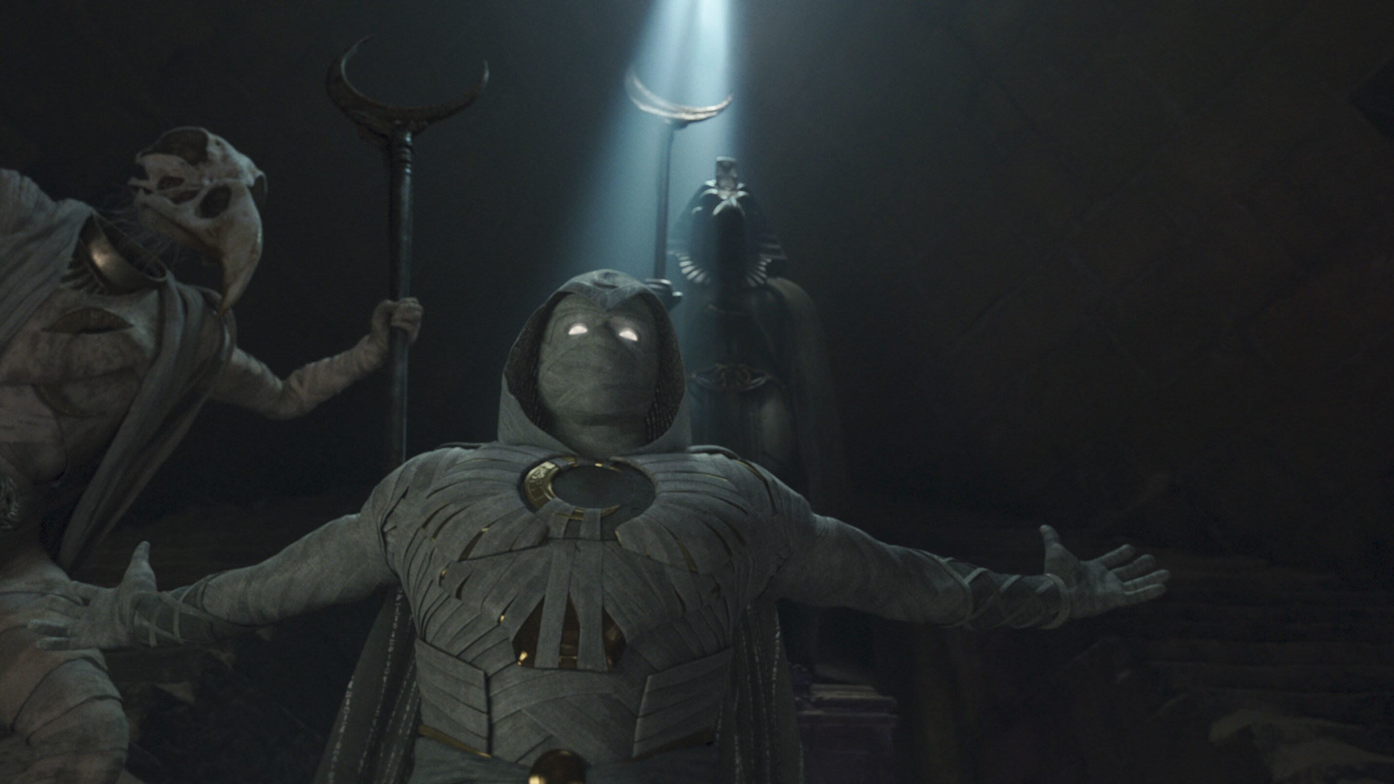 (L-R): Khonshu (voiced by F. Murray Abraham) and Oscar Isaac as Moon Knight in Marvel Studios' MOON KNIGHT, exclusively on Disney+. Photo courtesy of Marvel Studios. ©Marvel Studios 2022. All Rights Reserved.